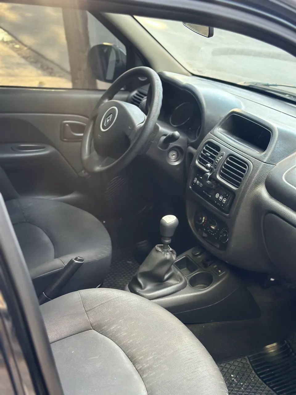 Alugo Renault Clio para motoristas de app - Foto 4