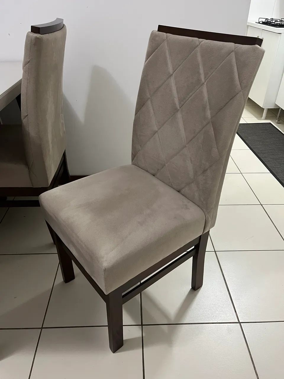 Mesa com tampo de vidro e quatro cadeiras estofadas - Foto 4