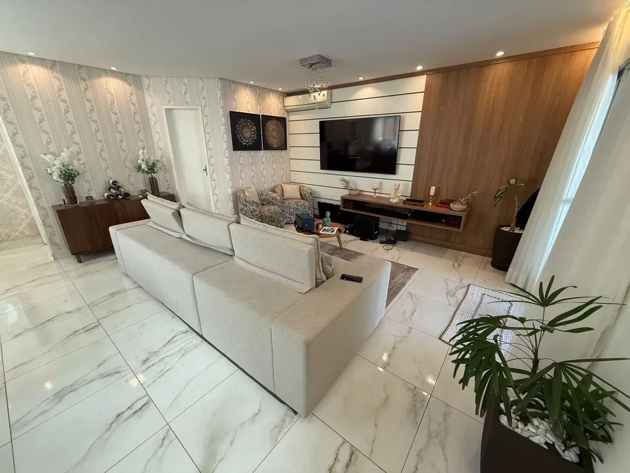 RESIDENCIAL LARANJEIAS, 4 SUÍTES, S/ 1 TÉRREA, PISCINA, CHURRASQUEIRA, COM ARMARIOS E AR.