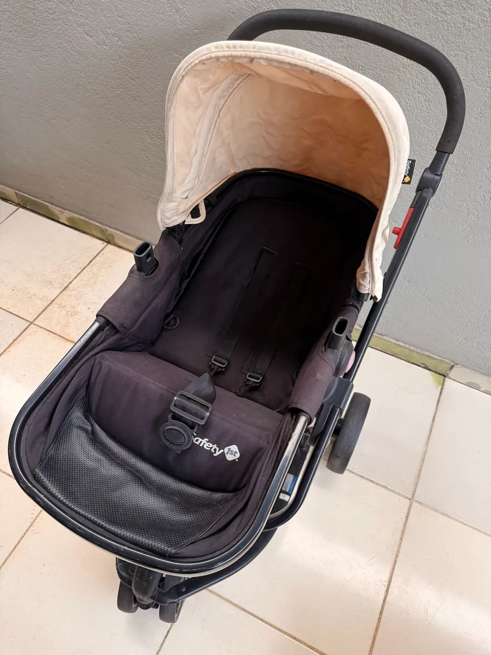 Carrinho bebê com bebê conforto e moisés 