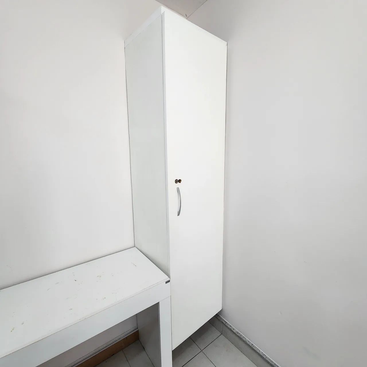 Armário Torre Multiuso em MDF Branco com Prateleiras - Foto 2