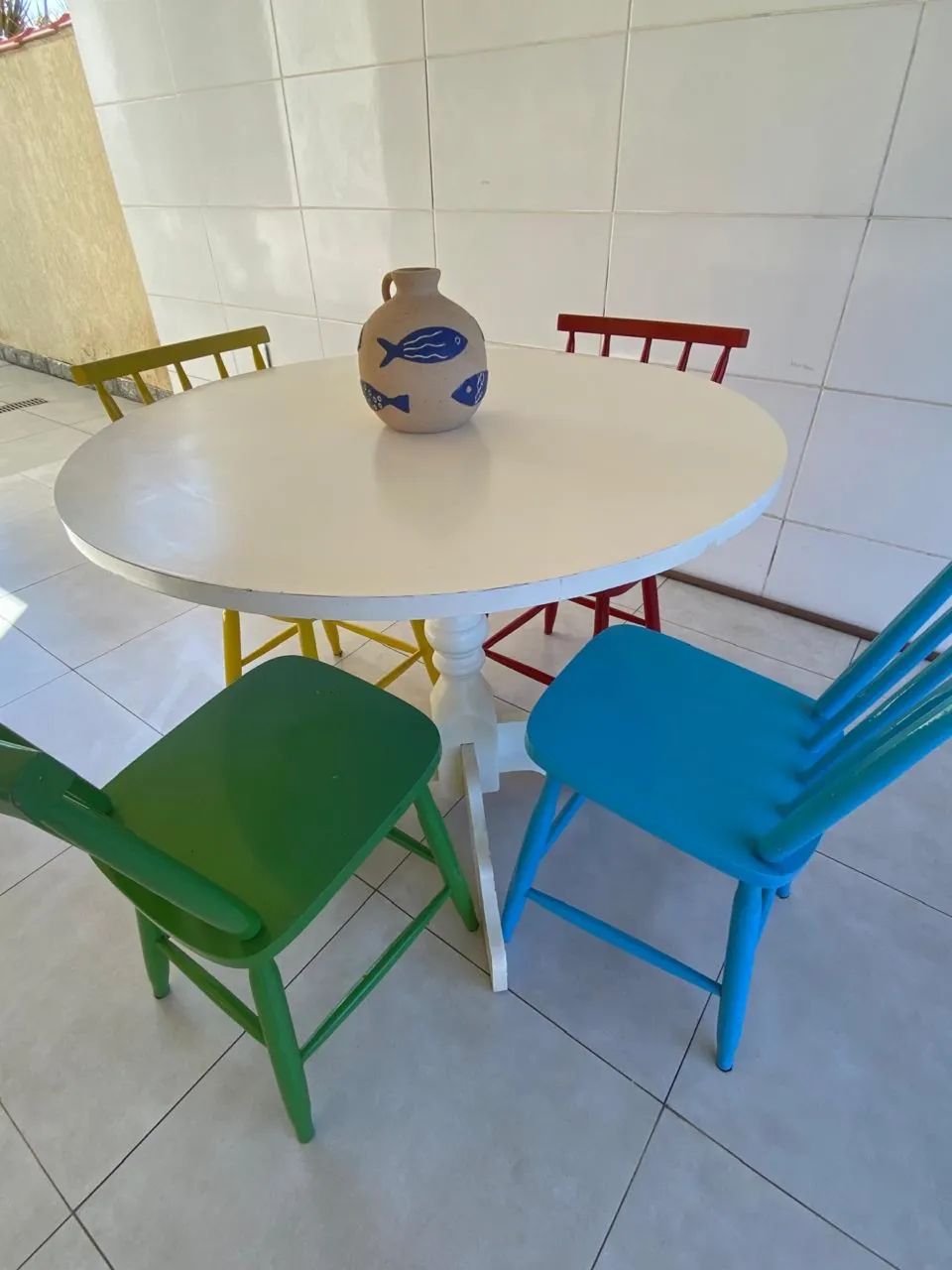 Linda mesa em madeira com quatro cadeiras  - Foto 5