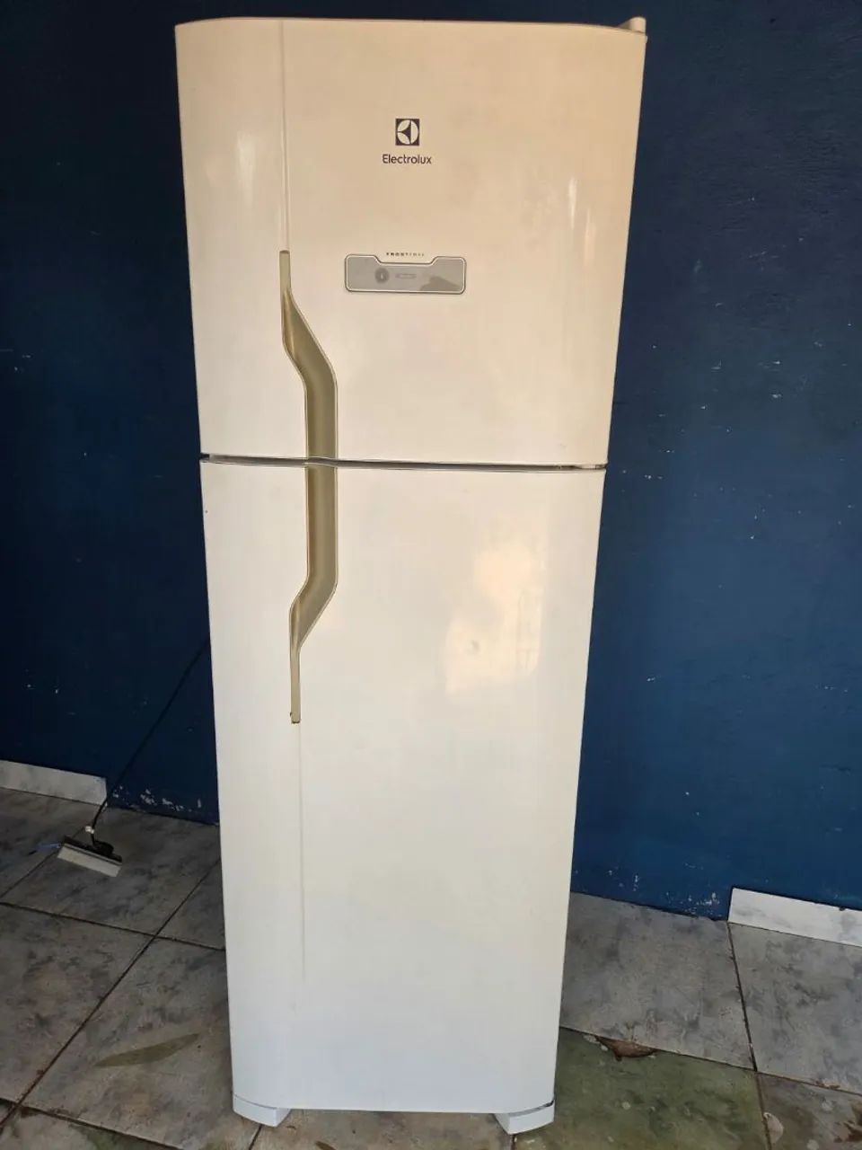 Vendo geladeira Electrolux .
