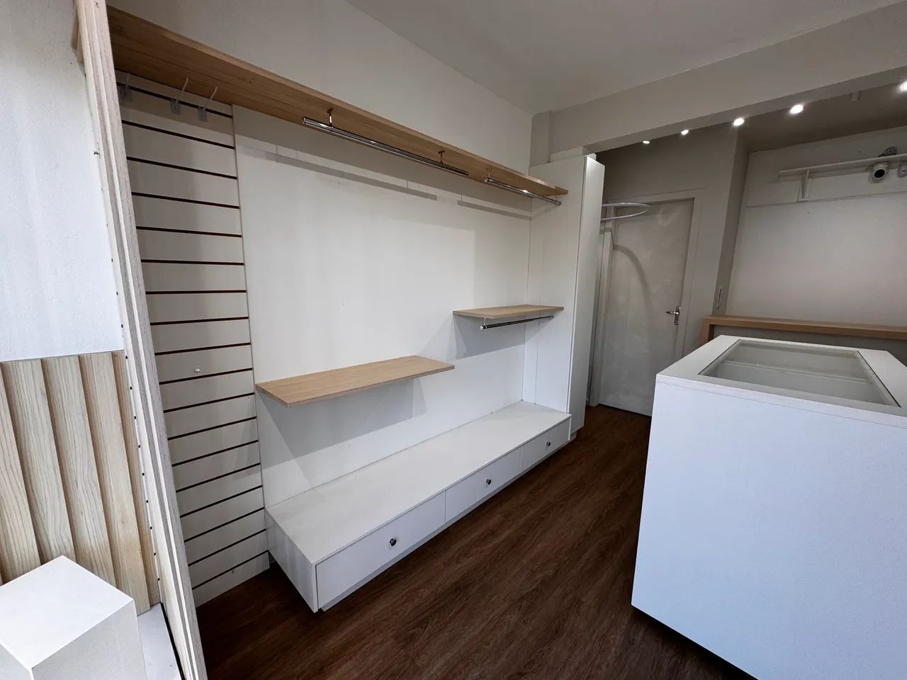 Alugo sala comercial completa mobiliada ótimo ponto - Foto 4