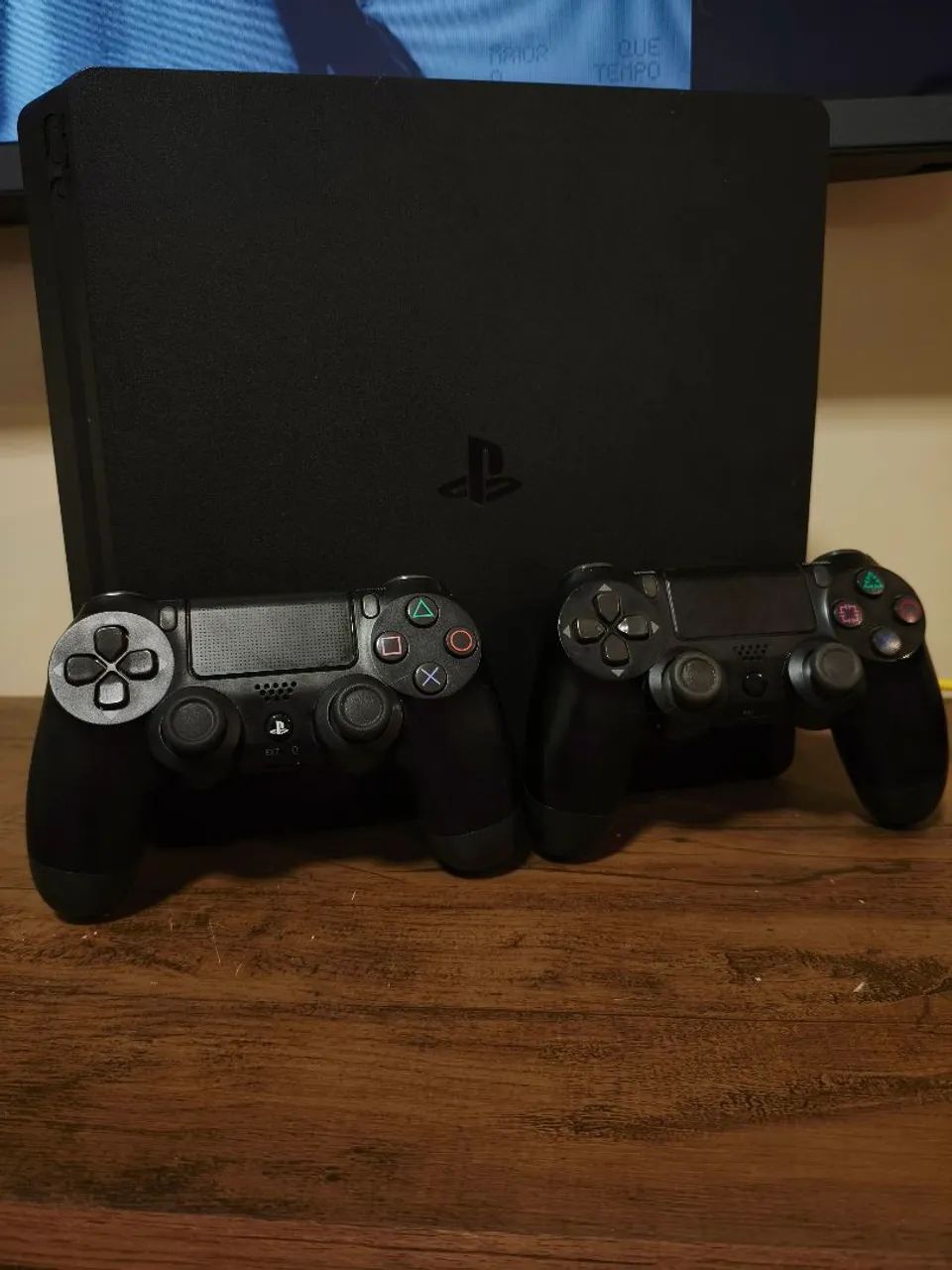 PS4 Slim + 2 Controles