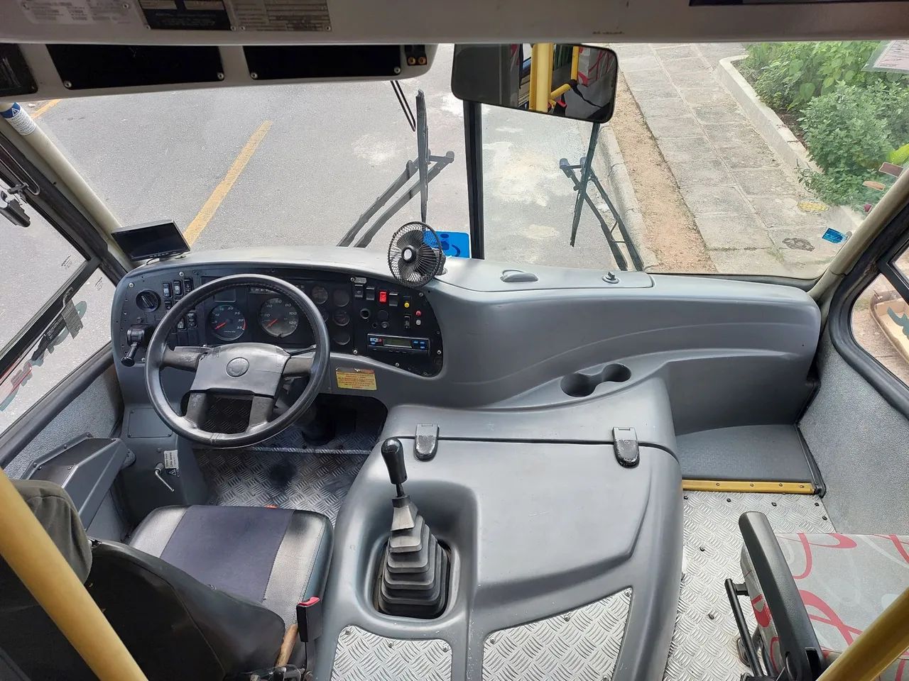 Mcro onibus com elevador,  ano 2012 valor: 105 mil - Foto 8