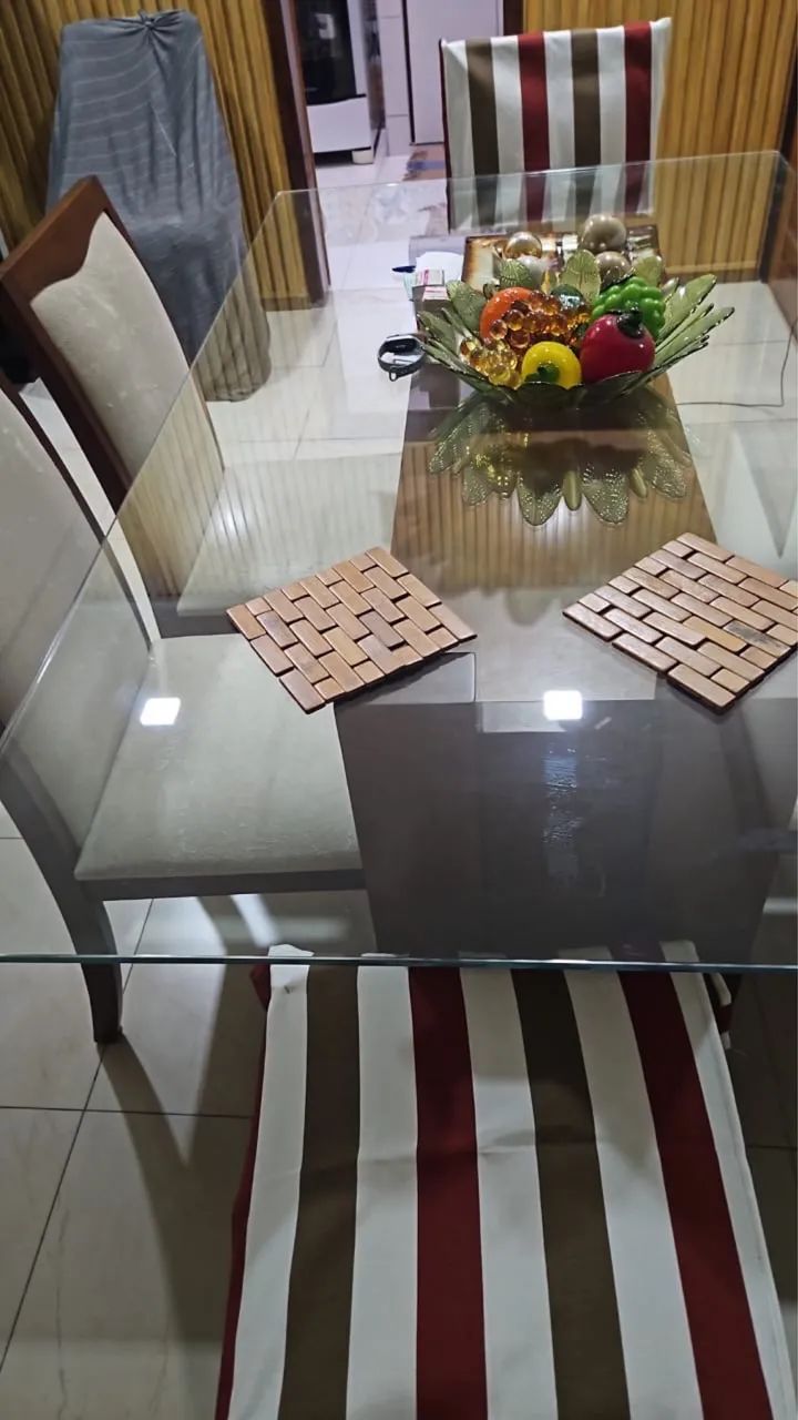 Vendo conjunto de mesa e seis cadeiras