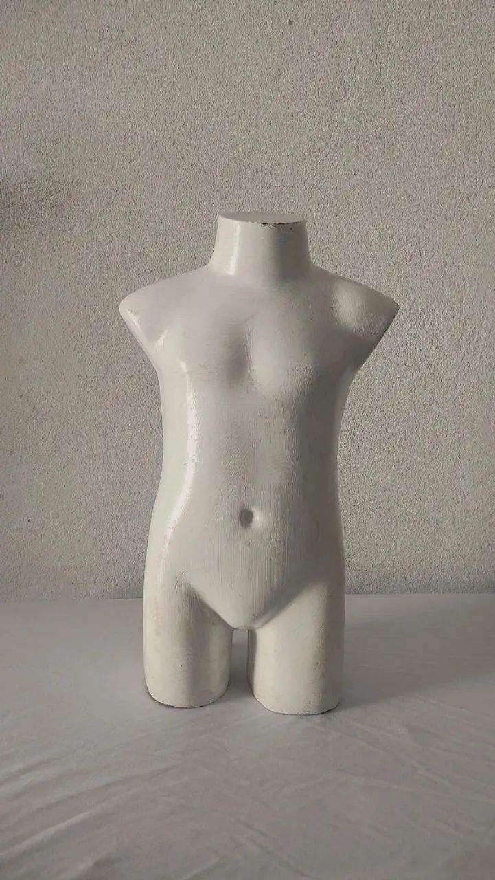 Manequim infantil na cor branca