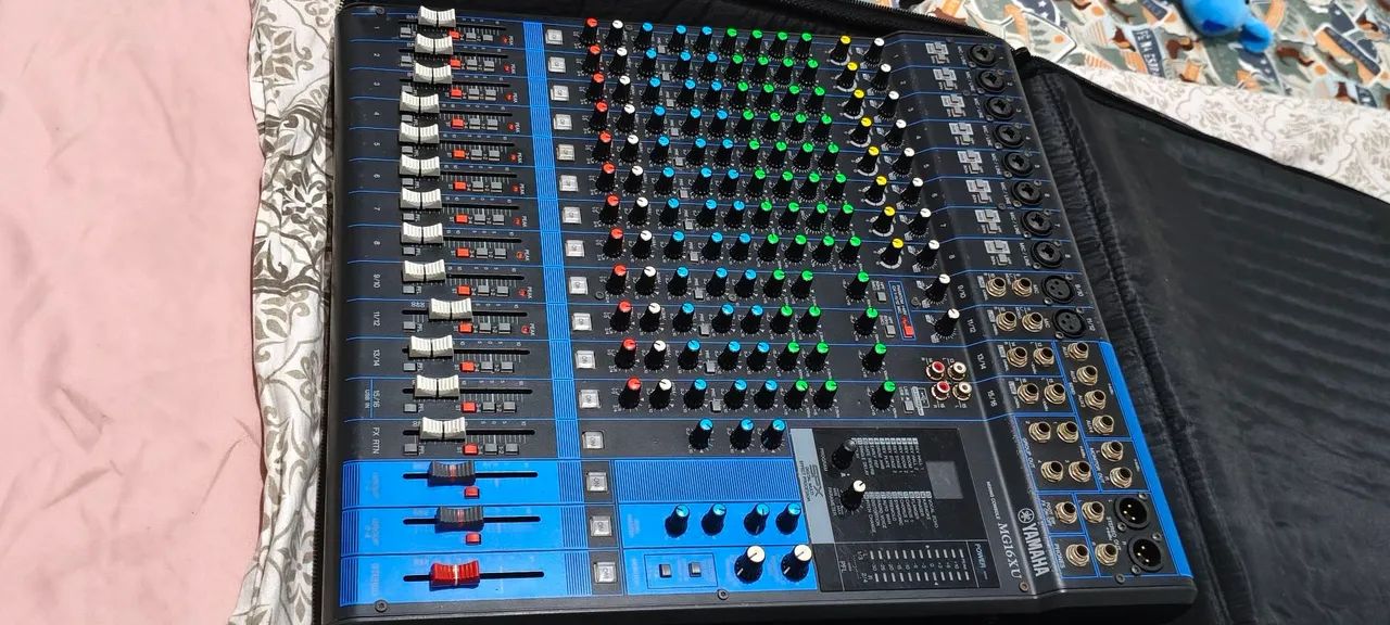MESA YAMAHA ORIGINAL 16 CANAIS ANÁLOGICA BIVOLT  COM EFEITOS + CASE - Foto 3
