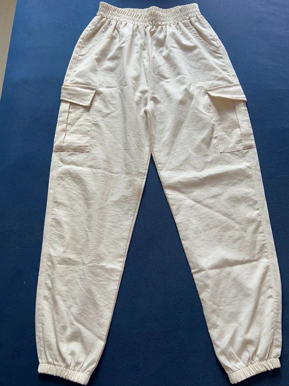calça jogger cargo bege com elástico na cintura
