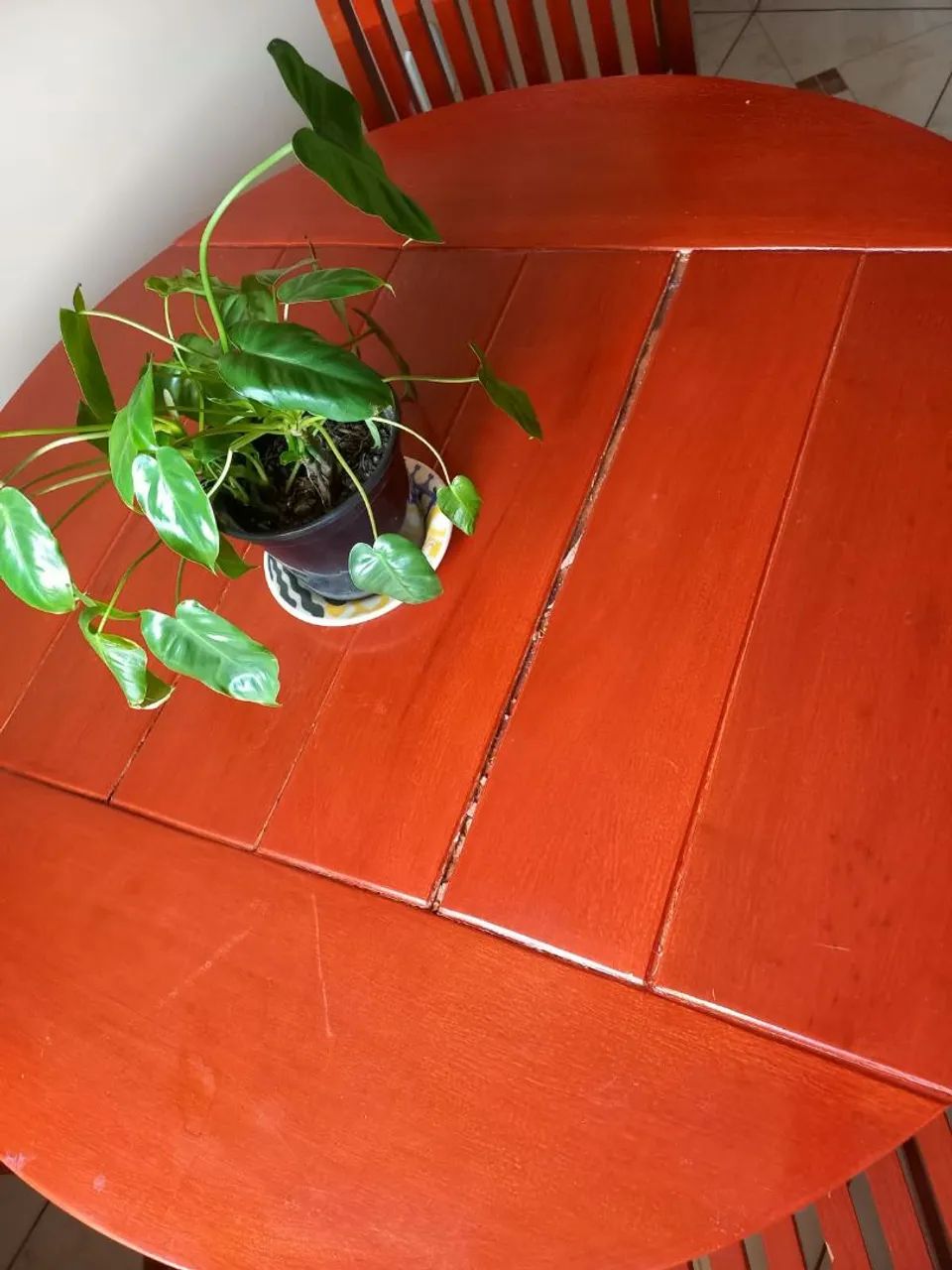 Mesa em andiroba,  circular,  com 4 cadeiras.  Com belo design.  - Foto 4