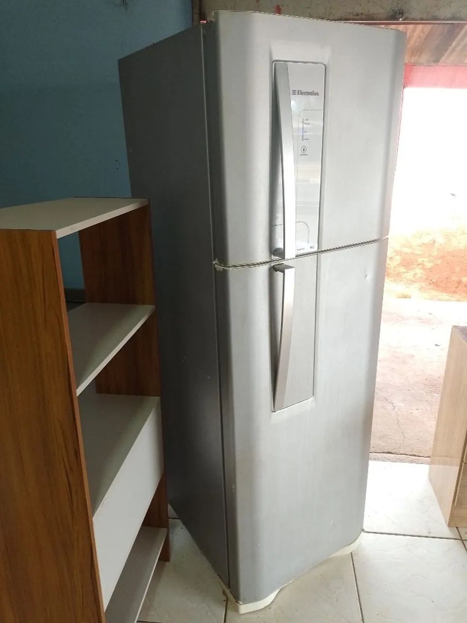 GELADEIRA ELETROLUX FROST FREE GELO SECO USADA COM MARCAS DE USO PORÉM GELANDO  - Foto 3