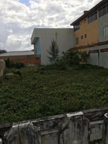 Excelente terreno à 1 quadra da beira mar.