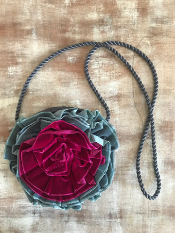 Bolsa de veludo com flor