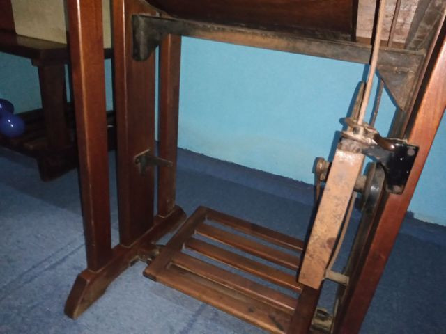 Máquina de costura antiga - Foto 3