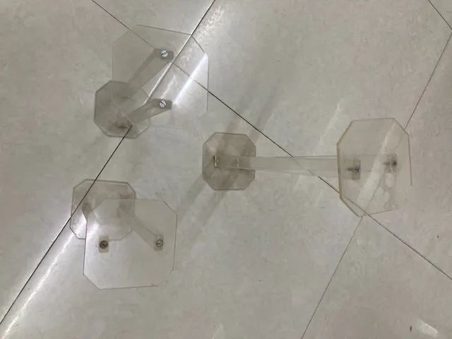 Vendo pé de acrílico para vitrine ,colunas , ganchos  várias  - Foto 3