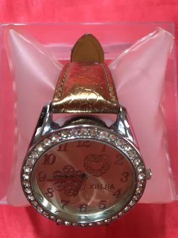 Relógio com pulseira em cor ouro velho e caixa prateada com strass - Foto 2