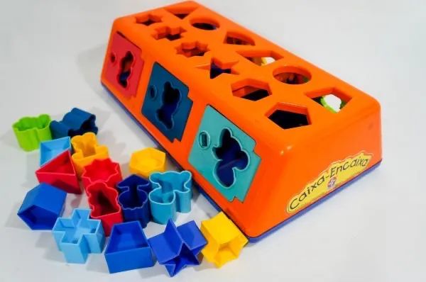 Brinquedo caixa e encaixa da estrela