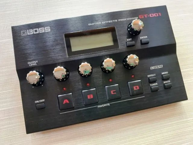 Boss GT-001 novíssima, mesmo processador da GT-100, é interface de