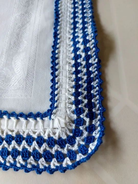 Caminho de Mesa Azul em Ponto Cruz e com Bico de Crochê  - Foto 3