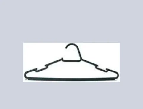 Cabide preto de bermuda e camisa