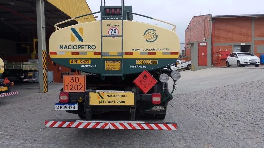 VENDO CAMINHÃO FORD/CARGO 2428E DIESEL COM TANQUE 16.000 LITROS ANO 20007 - Foto 2