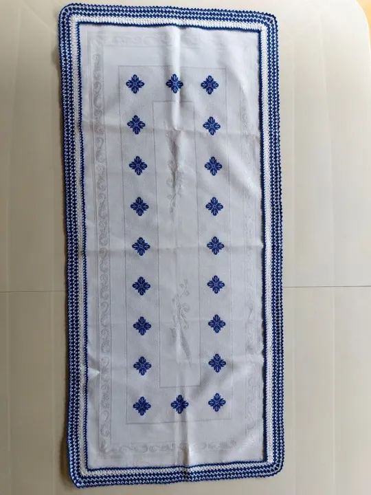Caminho de Mesa Azul em Ponto Cruz e com Bico de Crochê  - Foto 2