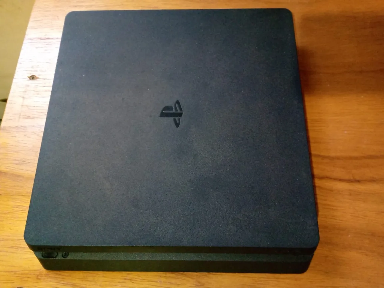 PlayStation 4 Slim + 2 controles + cabos e MUITOS jogos