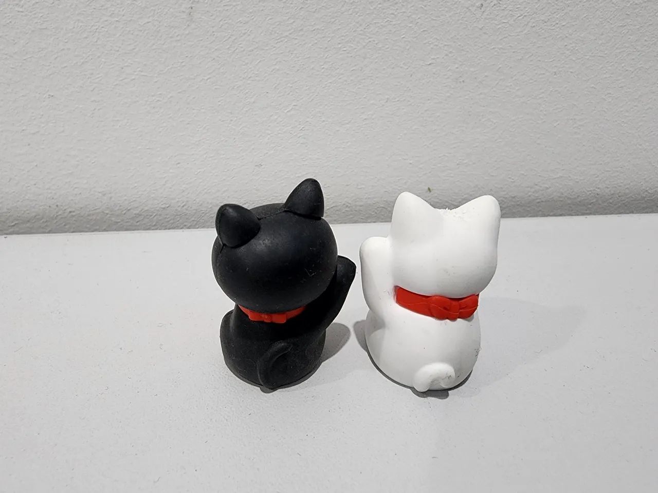 2 Miniaturas Gatos da Sorte Maneki Neko - Par 3,5cm - Foto 2