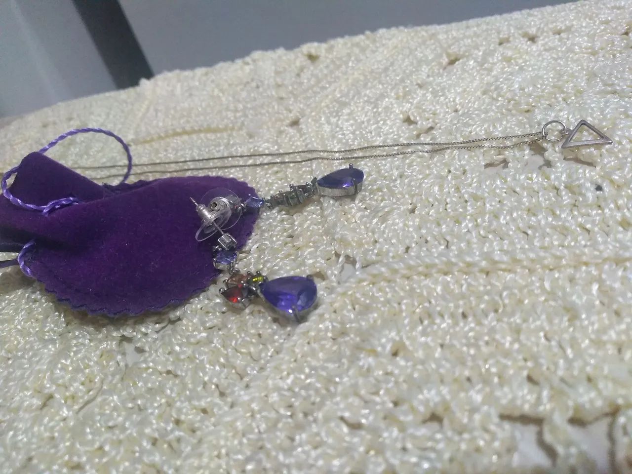 Conjunto de brincos e colar com pedras roxas - Foto 2