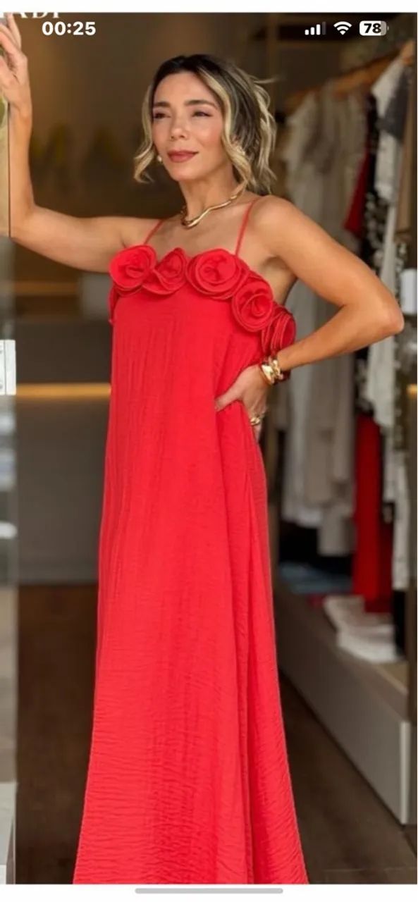 Vestido vermelho com rosas G - Foto 2