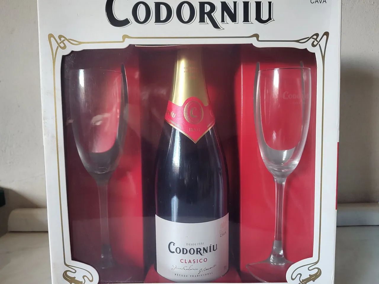 Kit Espumante Cava Codorniu Clássico Brut com 2 Taças - Foto 3