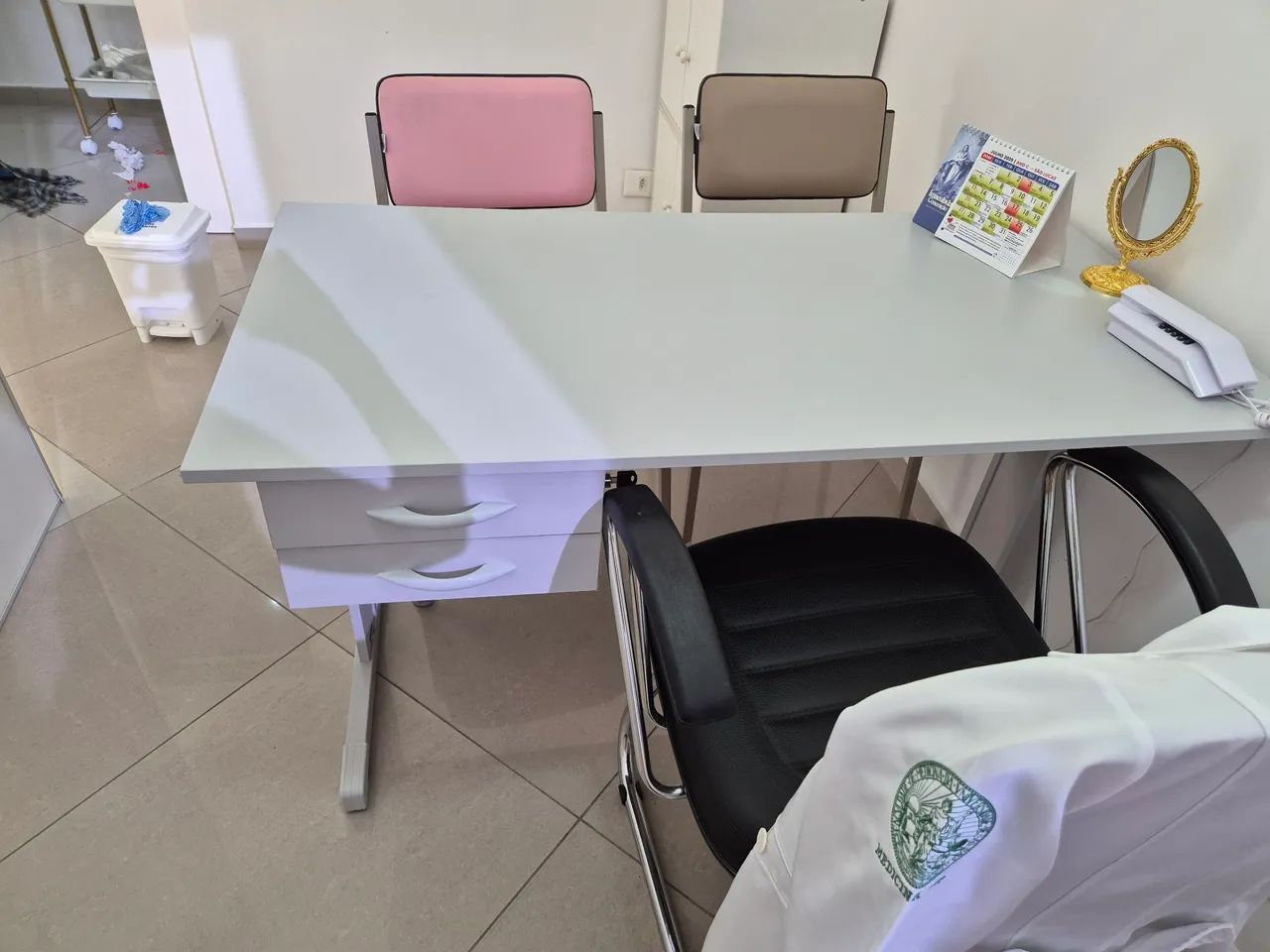 Mesa,escrivaninha para clinica escrit ório, com gavetas e chave - Foto 4