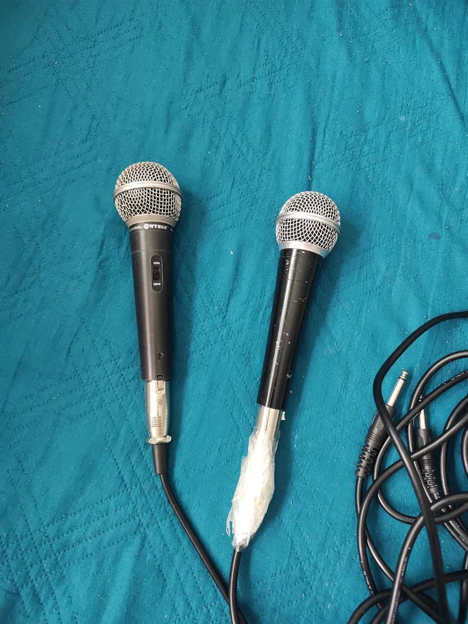 Microfones com cabo (um está com defeito não no p10 mas no três pinos) 