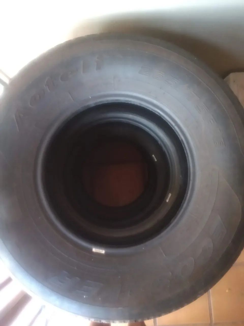 pneus 265/75/16R de camionete bom pra recauchutar - Foto 4