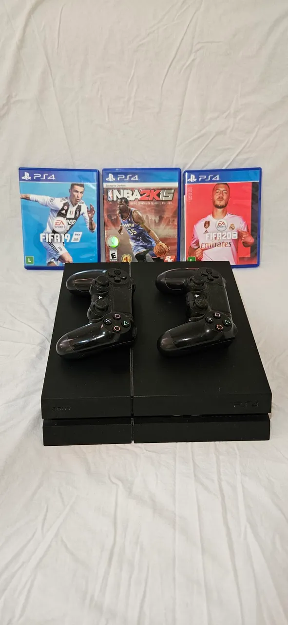 Playstation 4 com 2 controles e 4 Jogos!!!