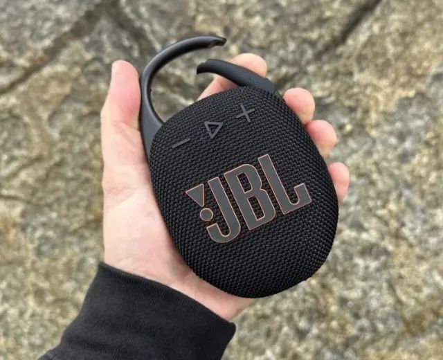 Com mosquetão e IP67 | JBL Clip à prova d?água