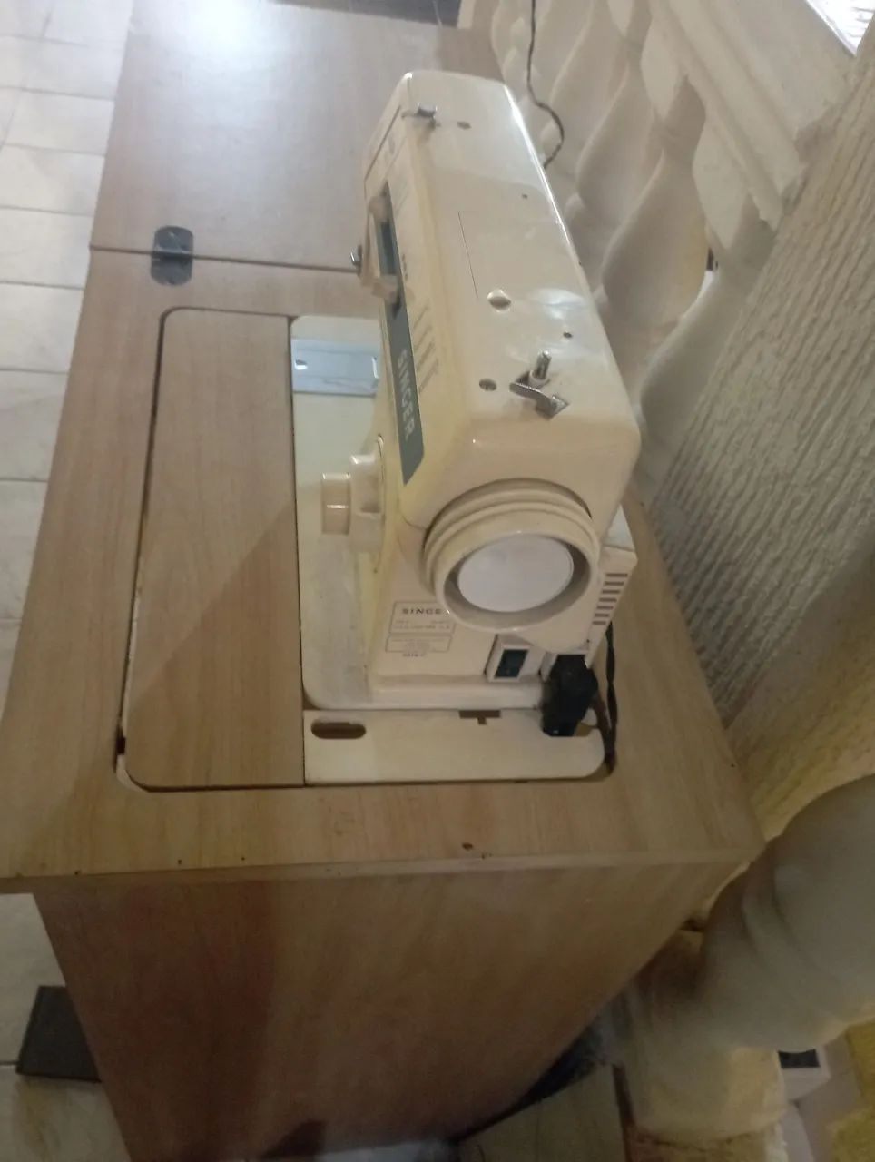 Máquina de Costura Singer com Mesa e Pedal - Foto 4