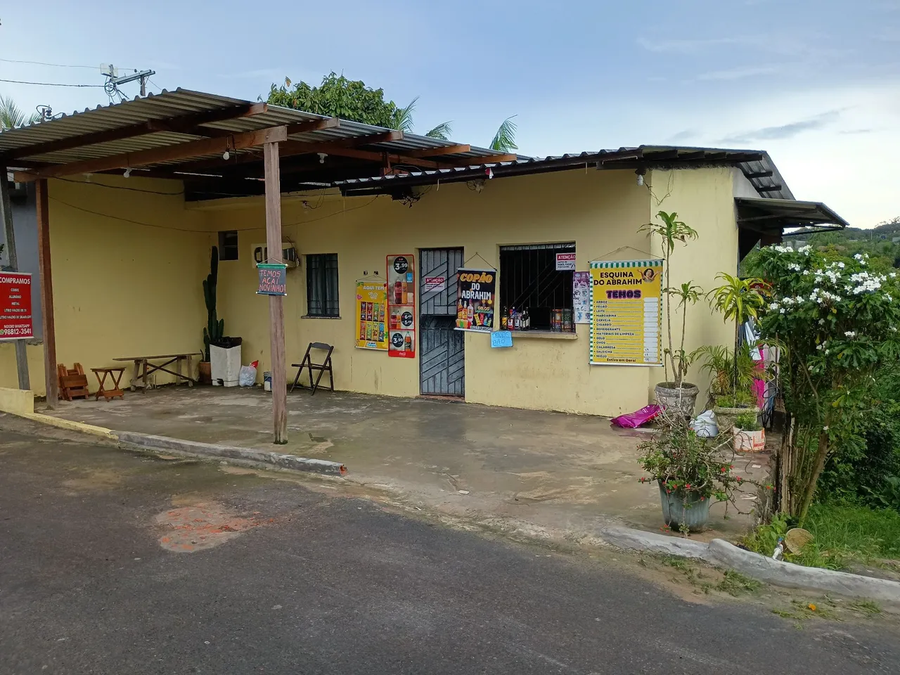 Casa com ponto comercial feito