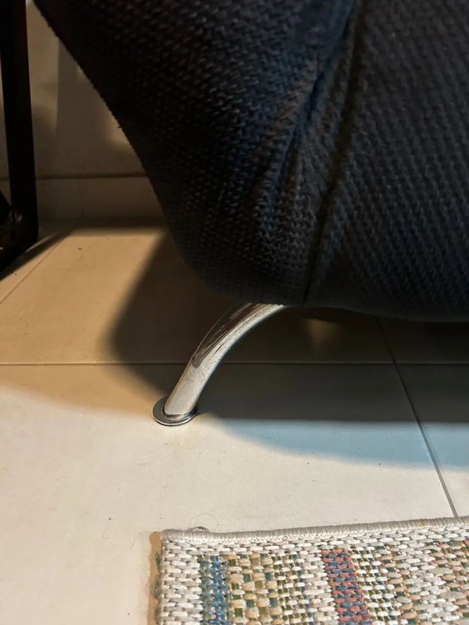 Sofá 2 Lugares Em Tecido Preto Usado - Foto 4