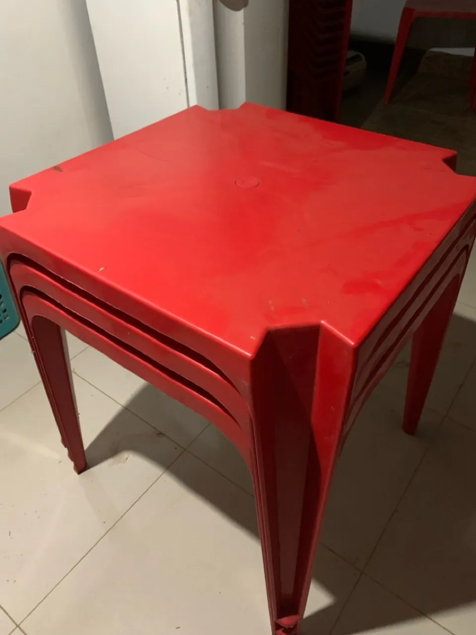 Mesa quadrada de plástico vermelha