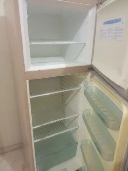 Vendo geladeira Duplex entrego grátis hj 600 reais  - Foto 6