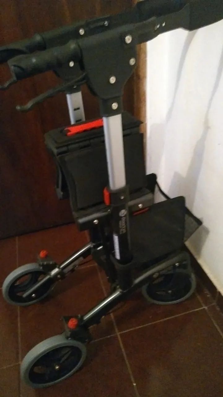 ANDADOR PORTÁTIL 4 rodas giratórias, freios, assento, compacto, leve para transporte - Foto 5