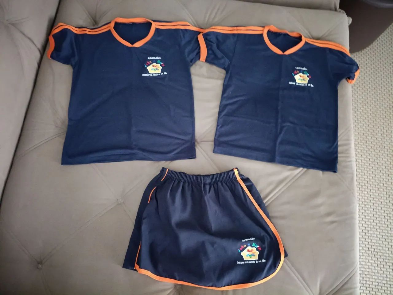 Uniformes da escola educandário João e Maria 