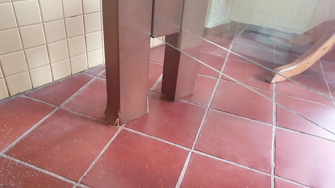 Mesa de vidro 1,60m × 1,00m com apoio em madeira (danificado) - Foto 2