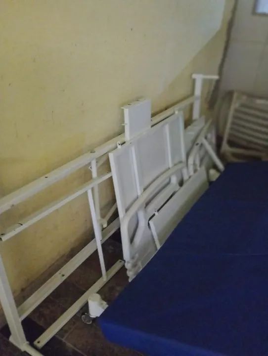 Cama Hospitalar Dobrável Usada - Foto 2