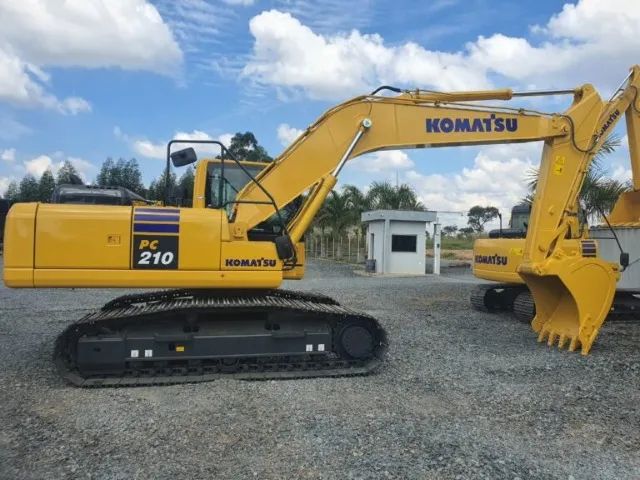 escavadeira Komatsu PC210 4x4 diesel ano 2022