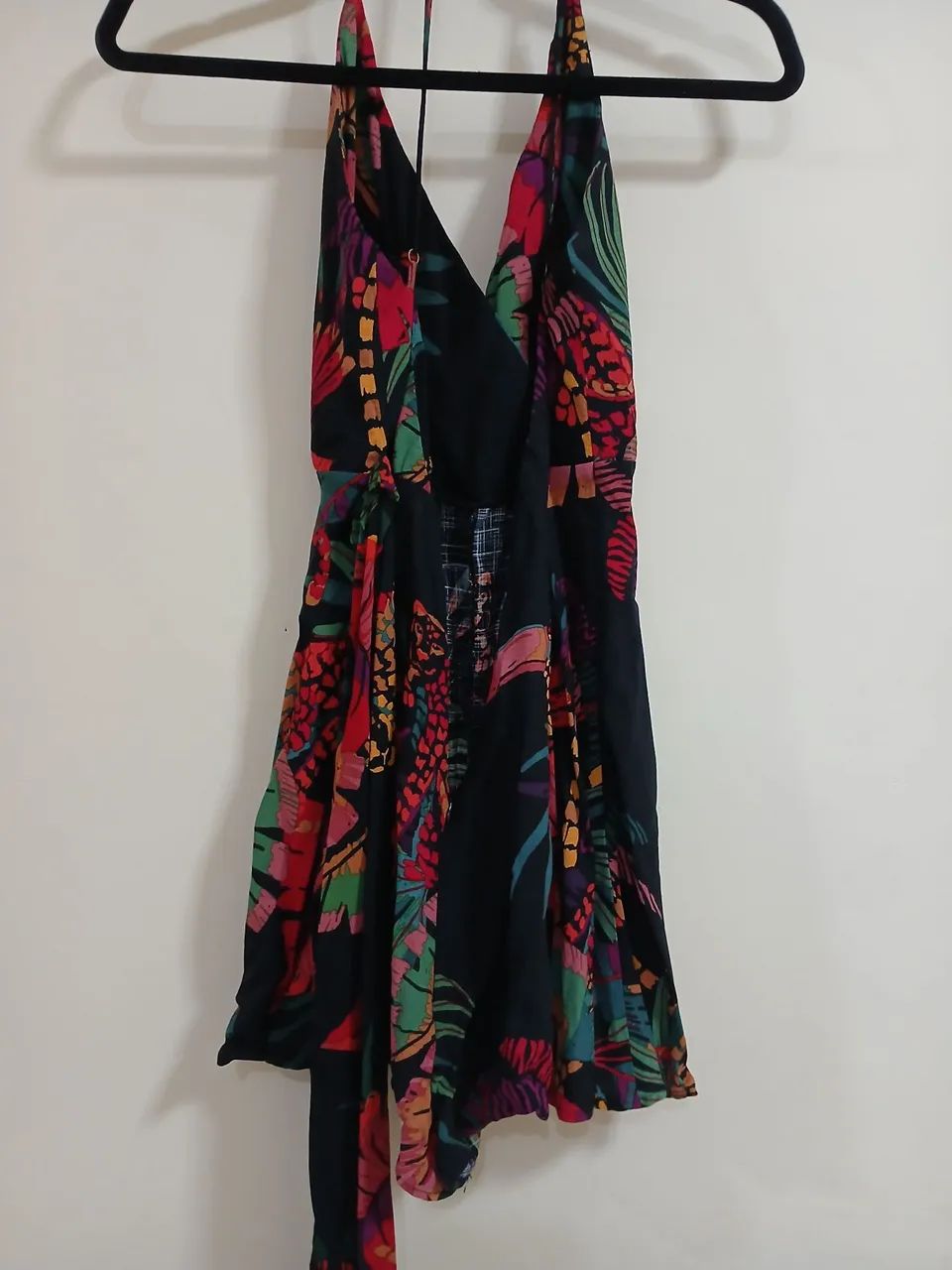 Vestido estampado com decote halter e amarração - Foto 2