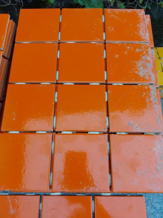 Pastilhas cerâmicas laranja,  amarelo e vermelho.