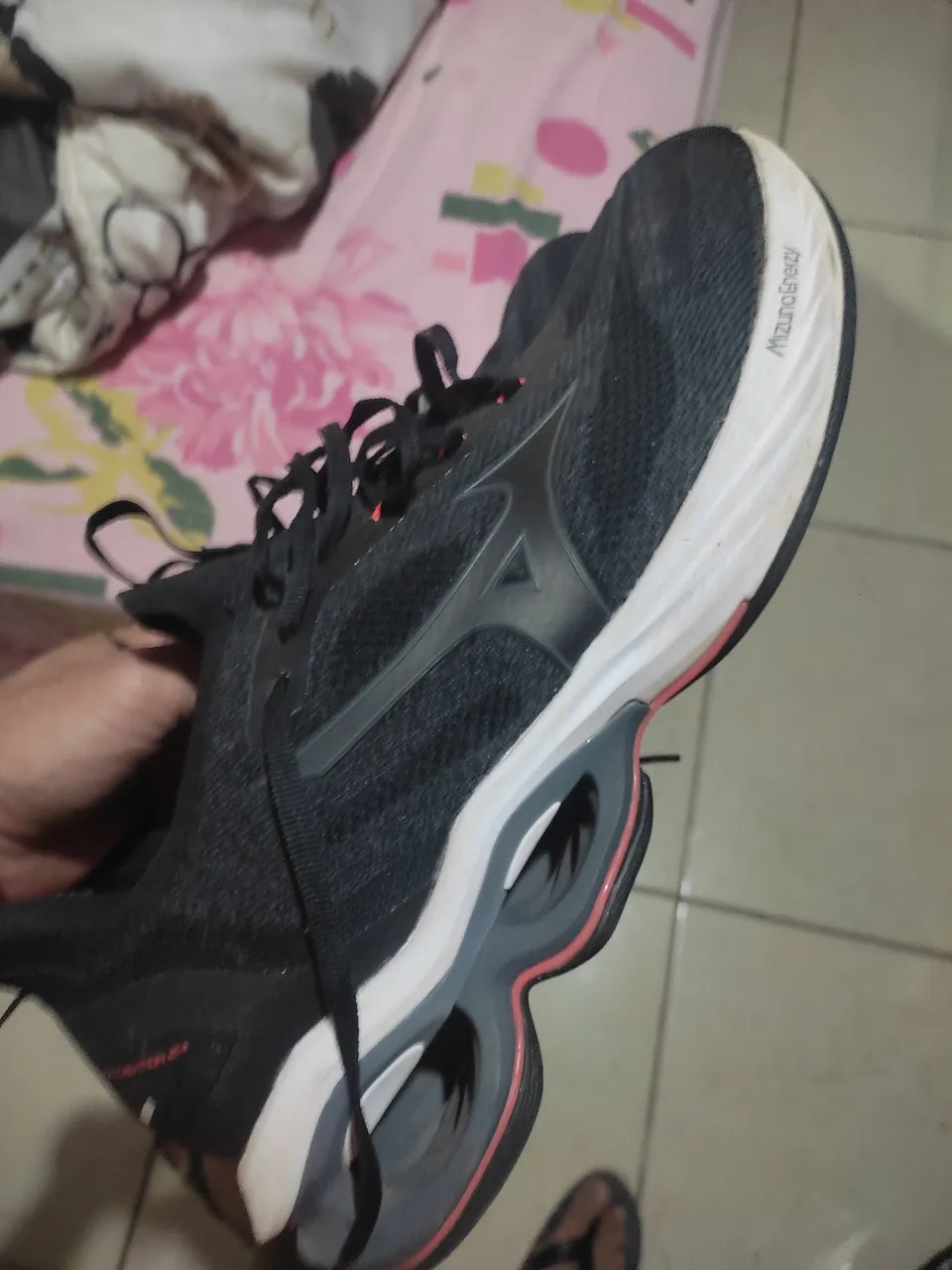 Tênis Mizuno Wave Horizon 6 - Preto e Branco